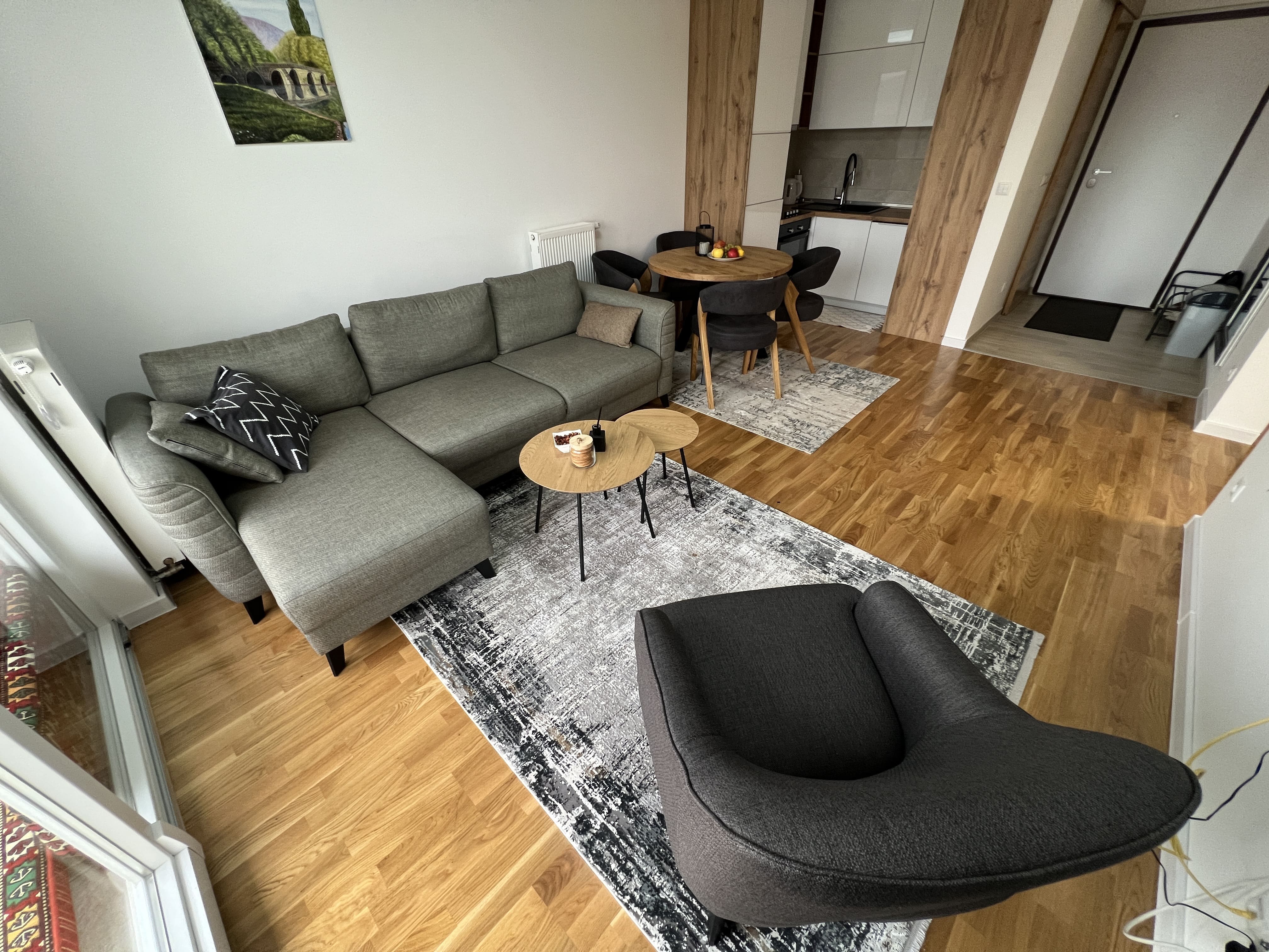 1695588057882234-min