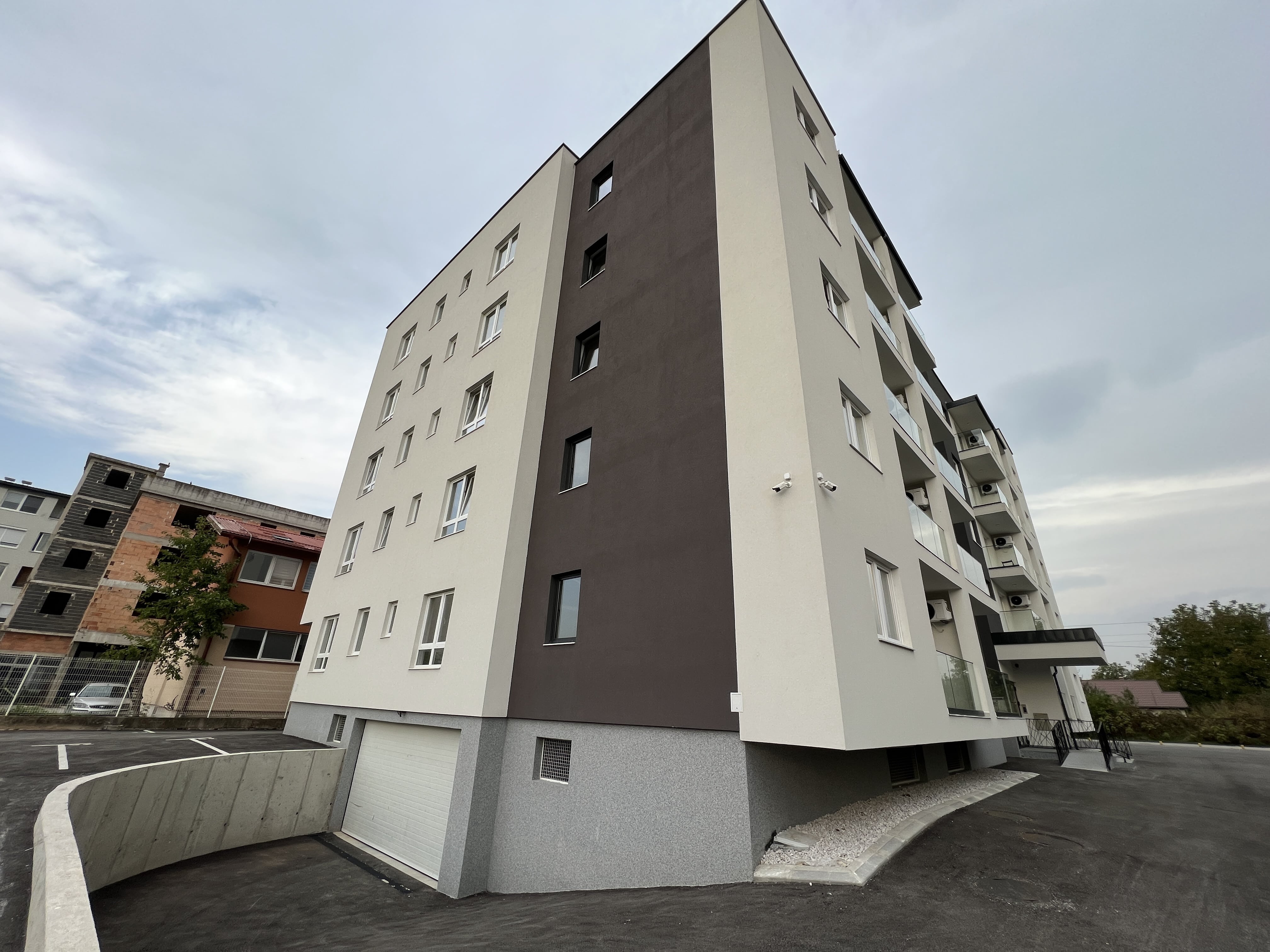 1695618267812642-min