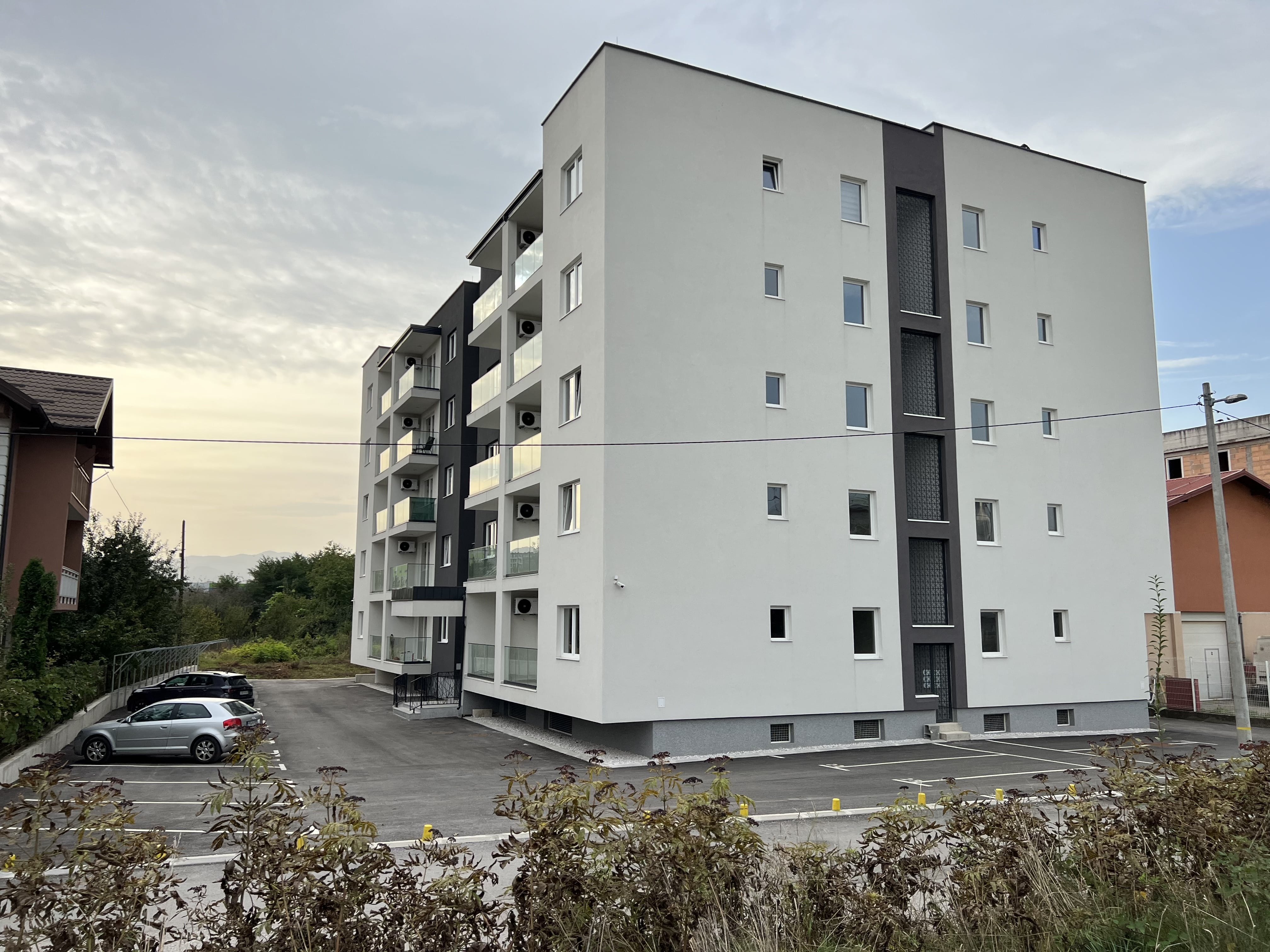 1695618290638062-min